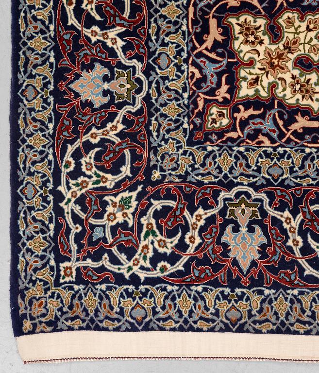 Matta, semiantik Isfahan, signerad Hekmat Nejad, ca 224 x 151 cm (samt 1 respektive 4 cm slätväv på vardera sida).