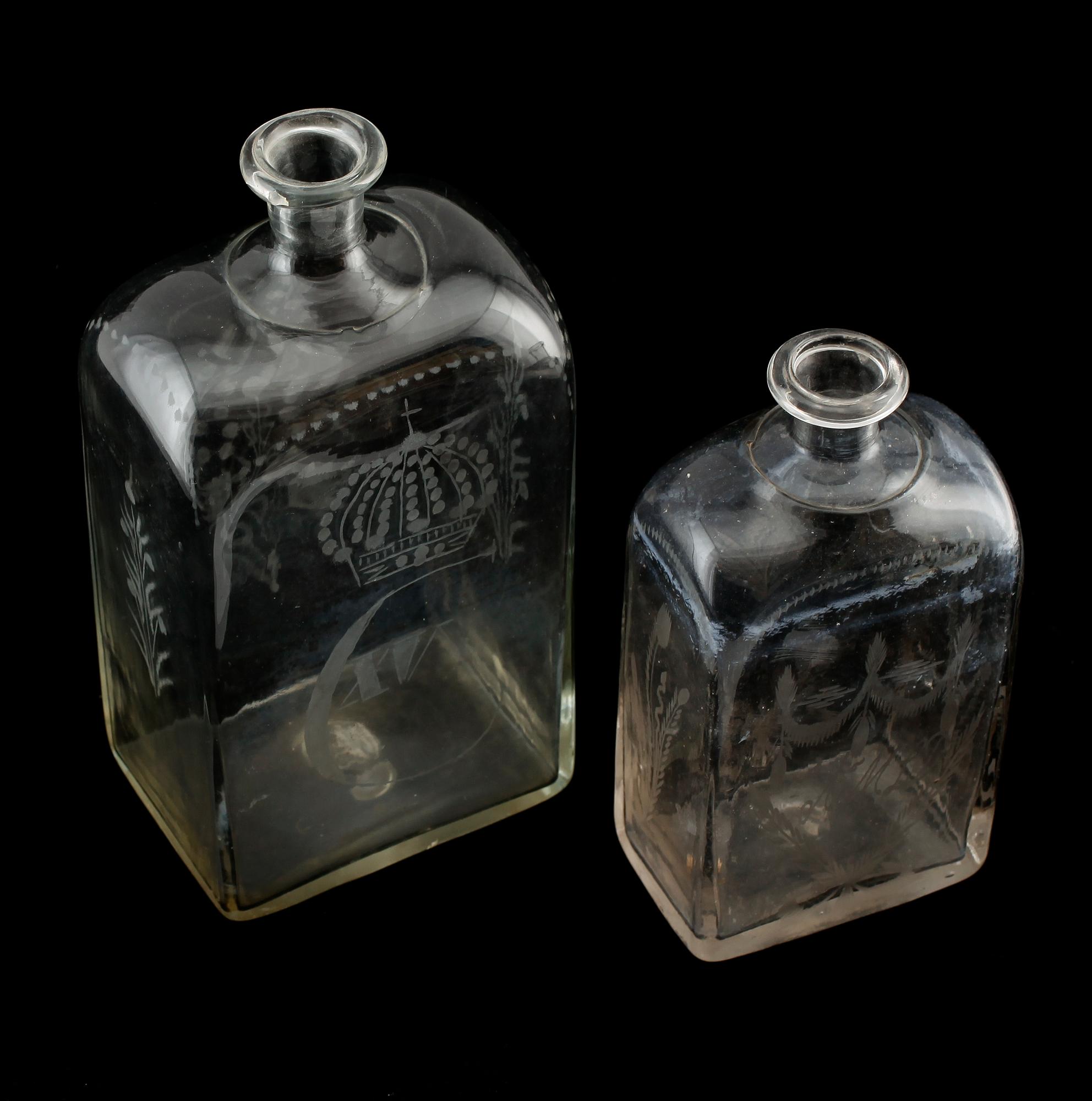 BRÄNNVINSFLASKOR, 2 st, glas, 1800-talets mitt.