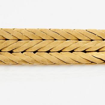 An 18K gold necklace.