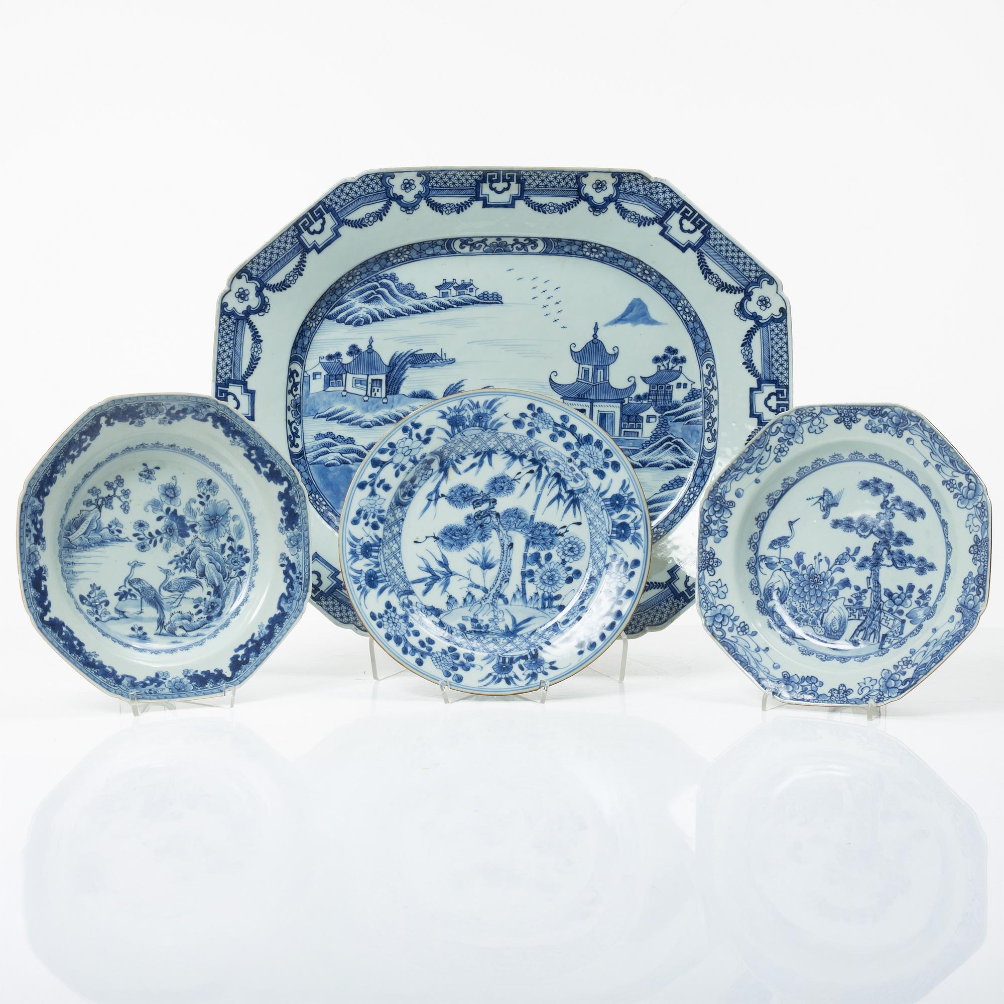 Stekfat samt tre tallrikar, kompaniporslin, Kina, Qingdynastin, 1700-tal.