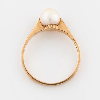 A cultured pearl ring by  Ceson, Göteborg, 1988.