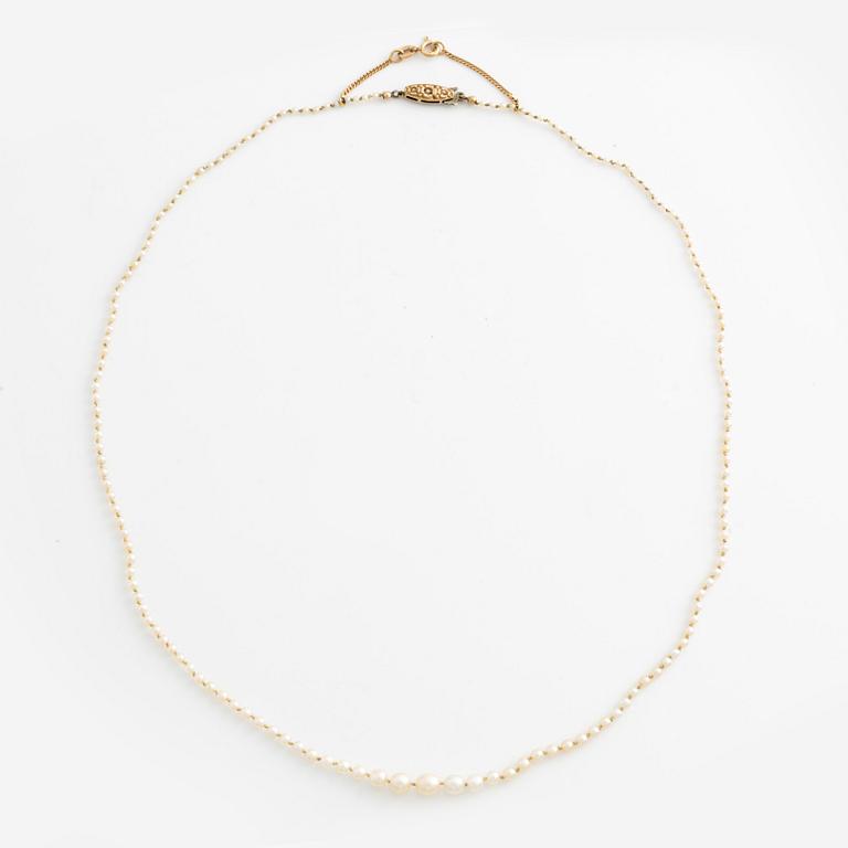 Pearl necklace, graduated cultured pearls, clasp in 18K gold.