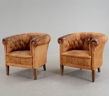 CLUBFÅTÖLJER, ett par, 1920-tal.