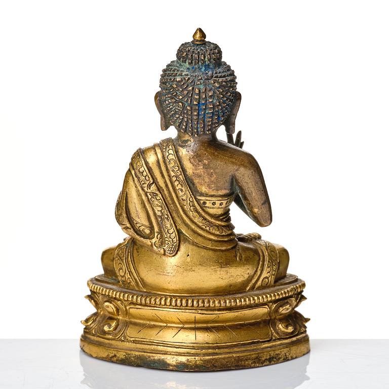 Buddha, delvis förgylld brons. Tibetokinesisk, 1700-tal.