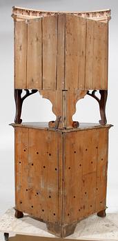 HÖRNSKÅP, allmoge, 1800-talets slut.