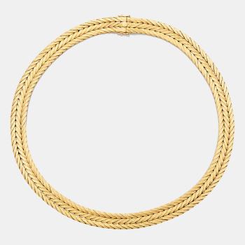 838. An 18K gold necklace.