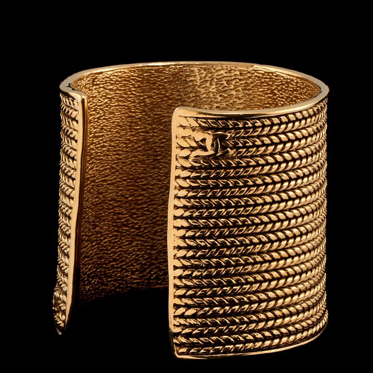 ARMBAND, gulmetall, Chanel, Paris, numrerat 136.