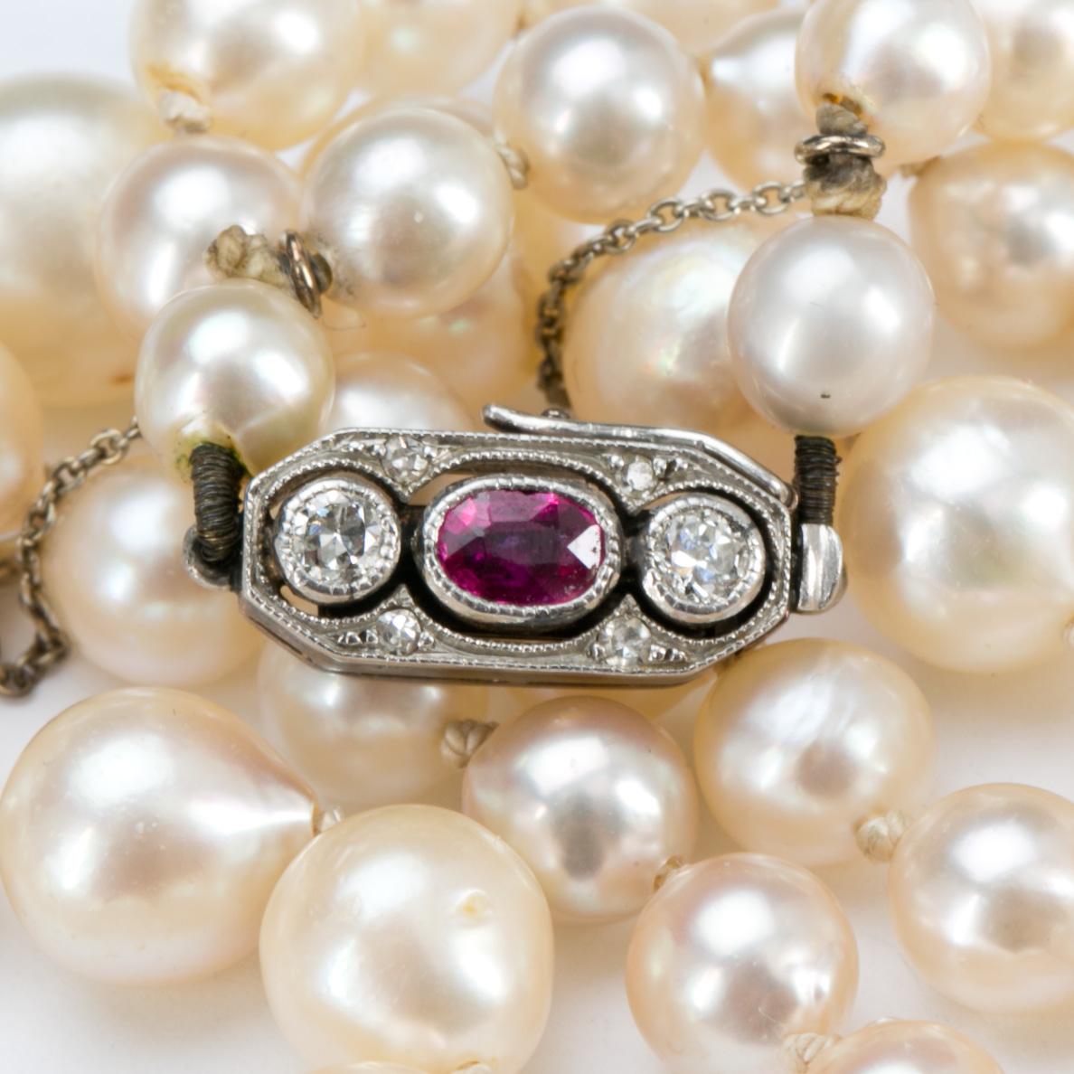 PÄRLCOLLIER, doserade odlade pärlor, lås i silver med rubin samt gammalslipade diamanter ca 0,10 ct. Vikt ca 29 g.