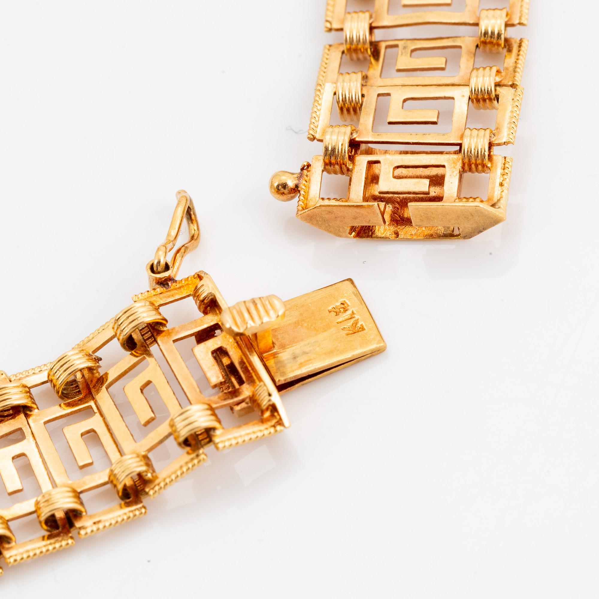 18K gold necklace.