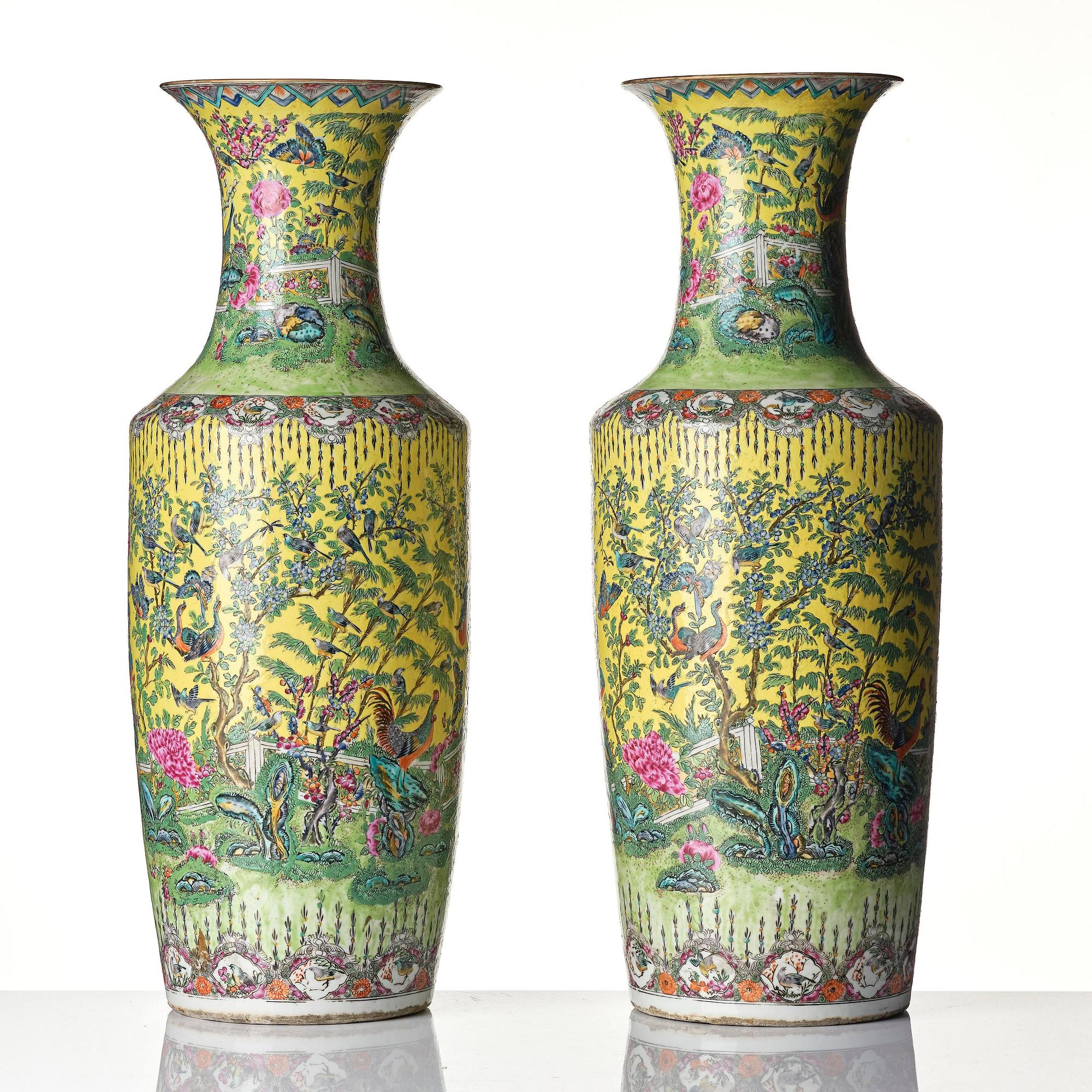 A pair of yellow ground famille rose '100 birds' vases, late Qing dynasty.