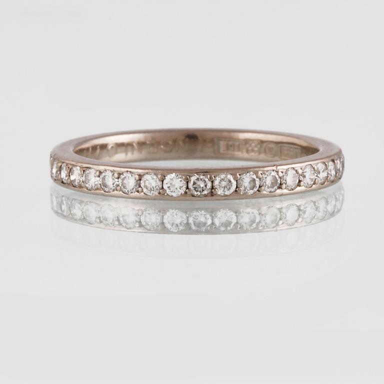 RING, 18K vitguld med briljantslipade diamanter, Jarl Sandin, Göteborg. Vikt 3,7 gram.