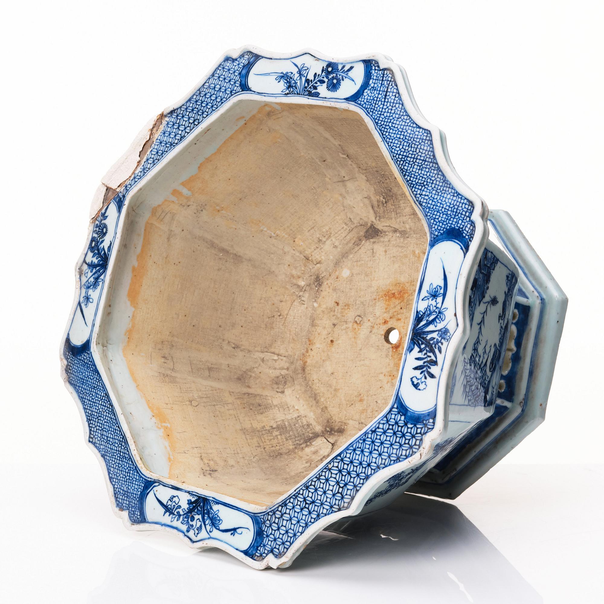 A blue and white flower pot, Qing dynasty, 18th Century.