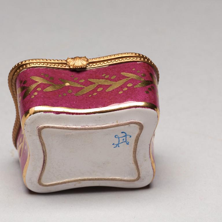 A group of six snuff boxes, 19th/20th Century.