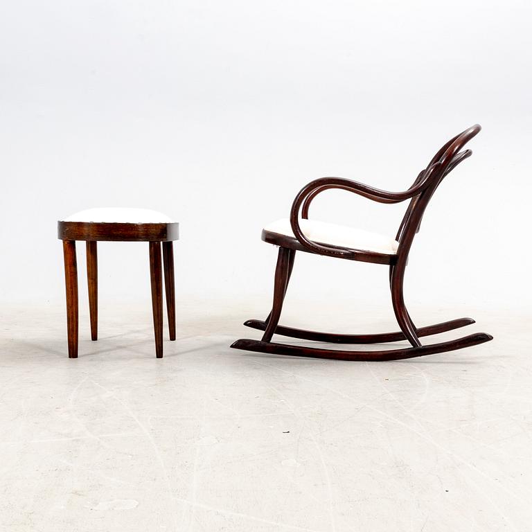 Barngungstol av Thonet samt pall, 1900-talets första hälft.