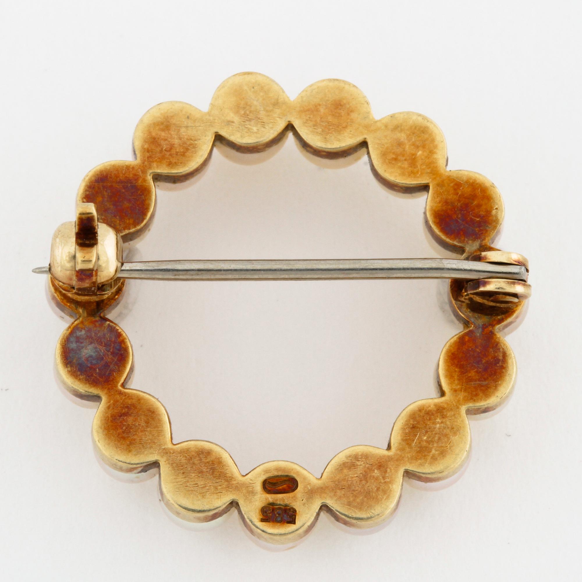 A cultured pearl brooch.