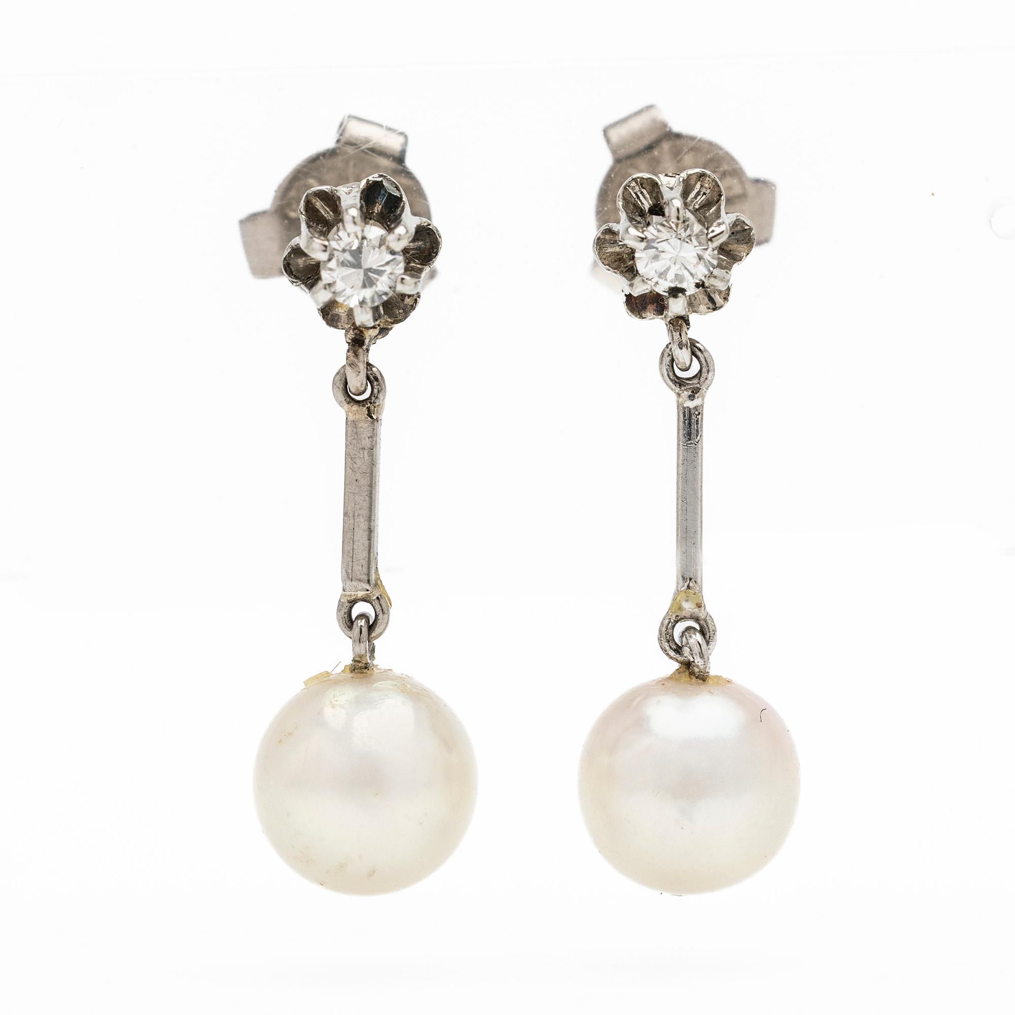 18K white gold earrings with cultured pearls and diamonds.