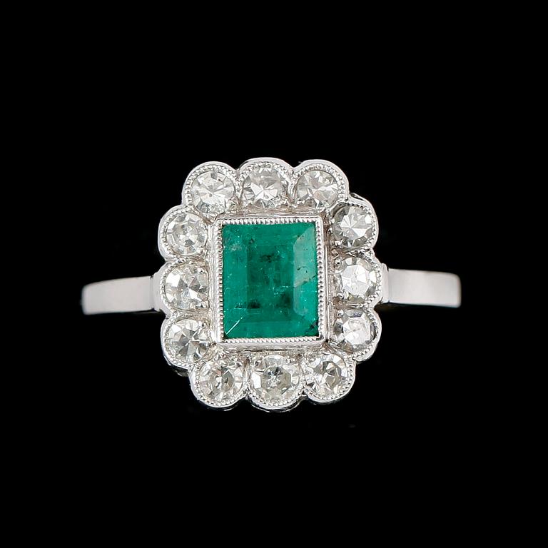 RING, 18 k vitguld, med diamanter ca 0.36 ct samt smaragd.  Total vikt ca 4 g.