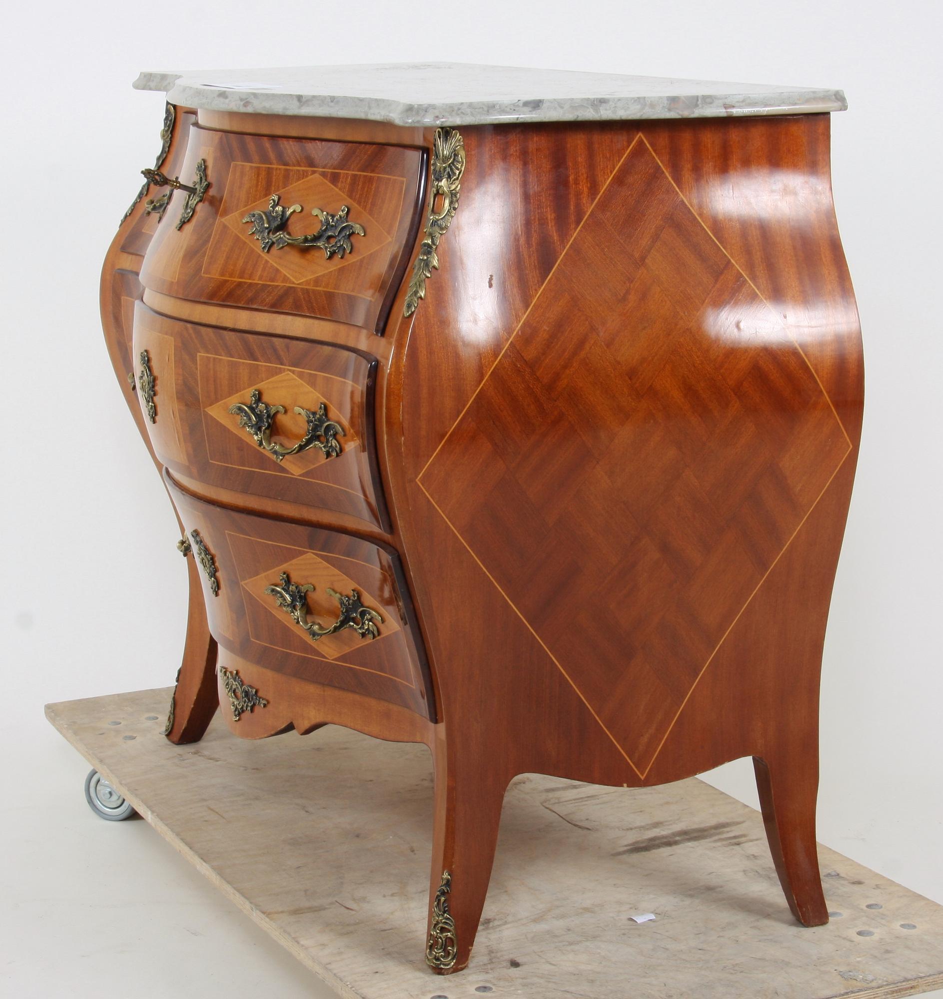 BYRÅ. Rokokostil. 1900-tal.