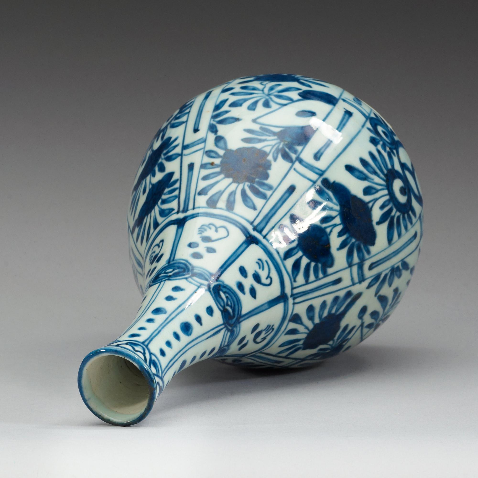 A blue and white flask, Ming dynasty, Wanli (1572-1620).