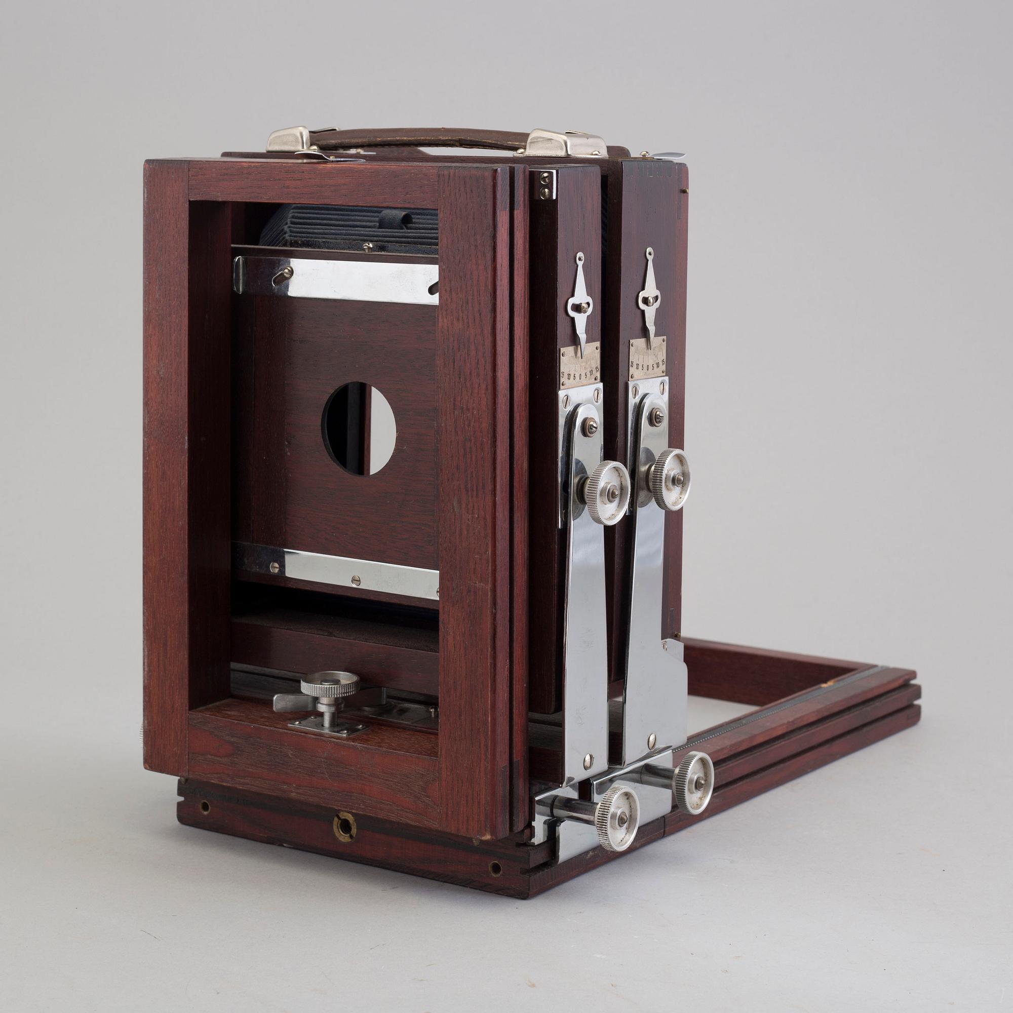A mid 20th century camera.