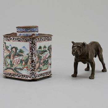 TEDOSA, cloisonne, orientalisk samt SKULPTUR, patinerad vitmetall, 1800/1900-tal.
