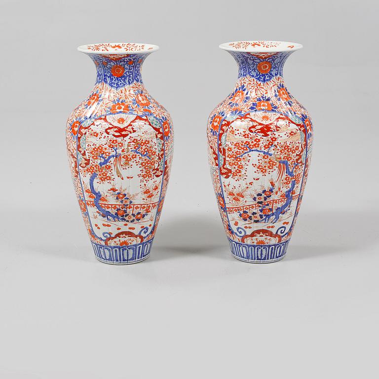 GOLVVASER, ett par, porslin, Japan, 1900-tal.