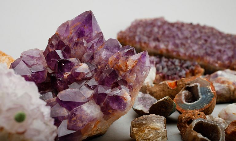 SAMLING, stenar bla råametister.