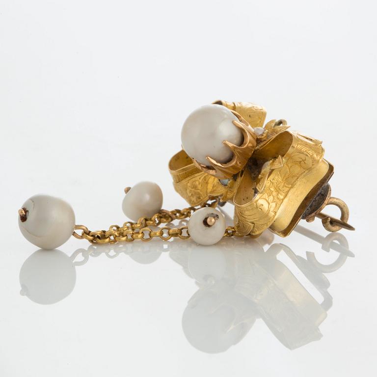 A Möllenborg brooch/pendant in 18K gold set with pearls.