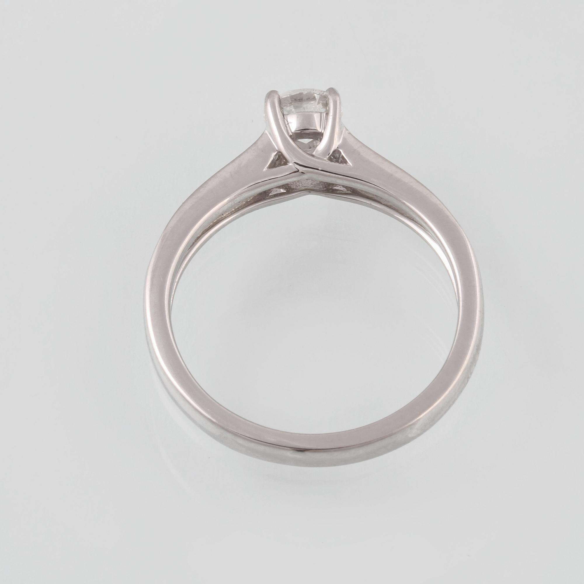 RING, 18K vitguld med briljantslipad diamant ca 0.42 ct. Vikt 3,5 gram.