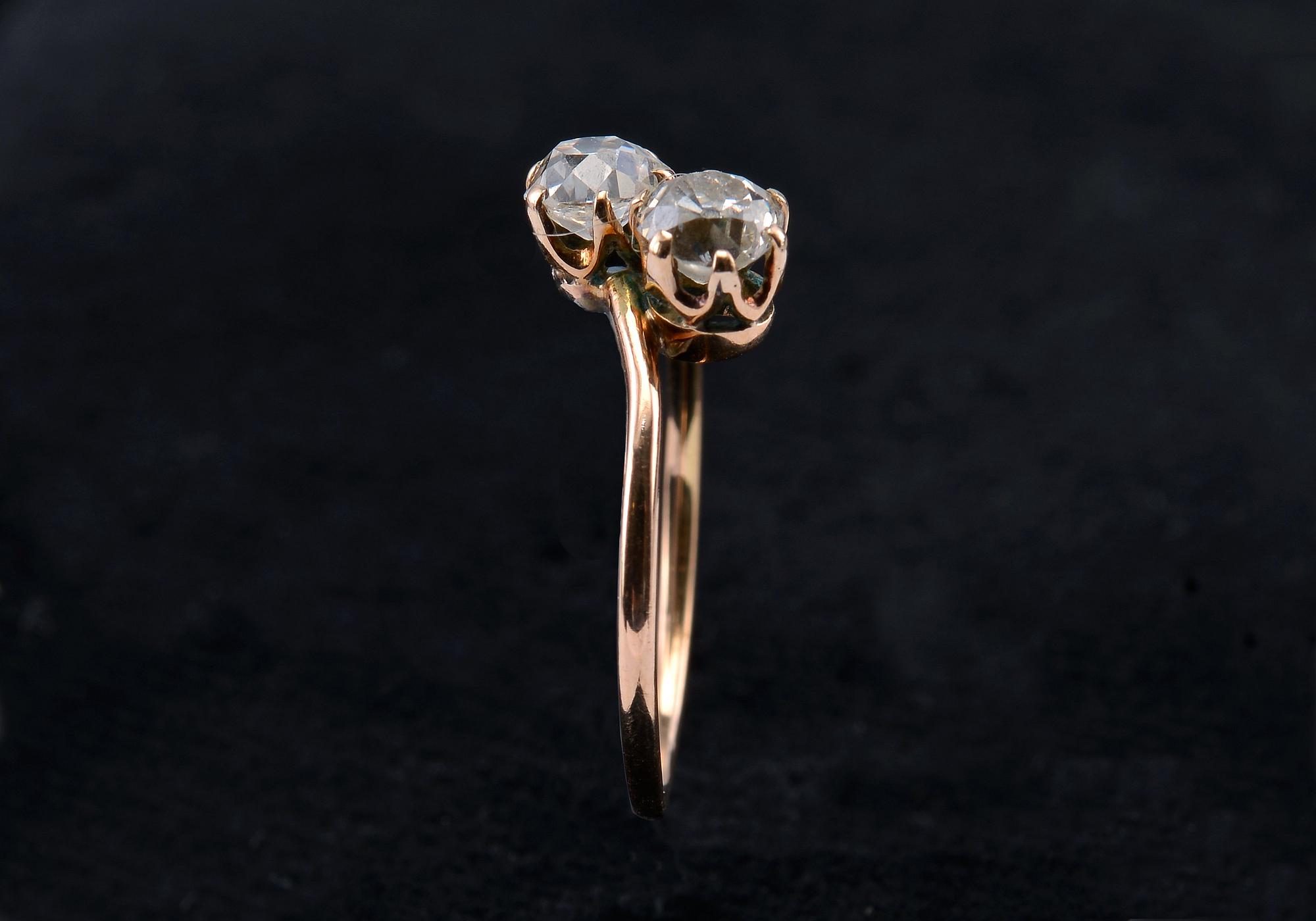 RING, 2 gammalslipade diamanter ca 1.00 ct. 56 guld  St Petersburg 1907-14 Originaletui i faner från A. Tillander .