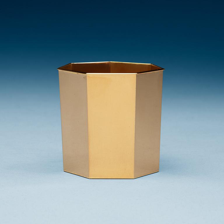 A Sigurd Persson heptagonal 18 carat gold vase, Stockholm 1980.