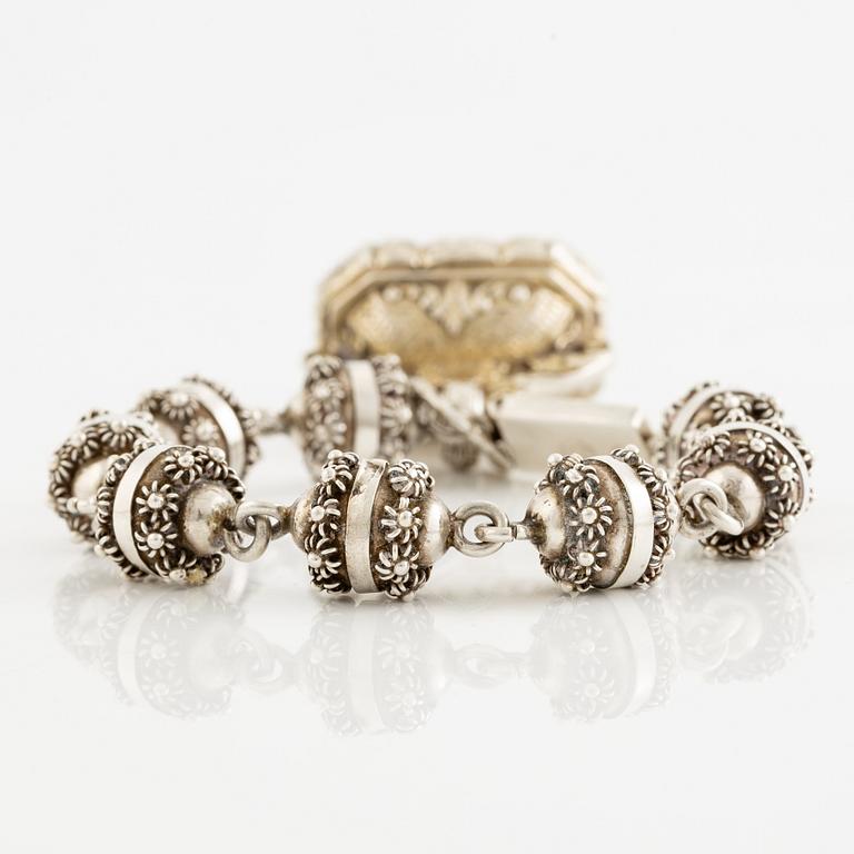 Collier med medljong samt armband silver, Mexiko.