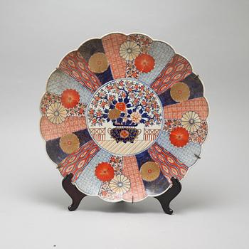 A Japanese Imari dish, circa 1900.