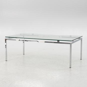 A late 20th century coffee table.