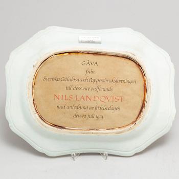 A famille rose and blue and white serving dish, Qing dynasty, Qianlong (1736-95).