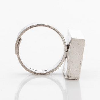 Elis Kauppi, sormus, hopeaa ja karneoli. Kupittaan Kulta, Turku 1971.