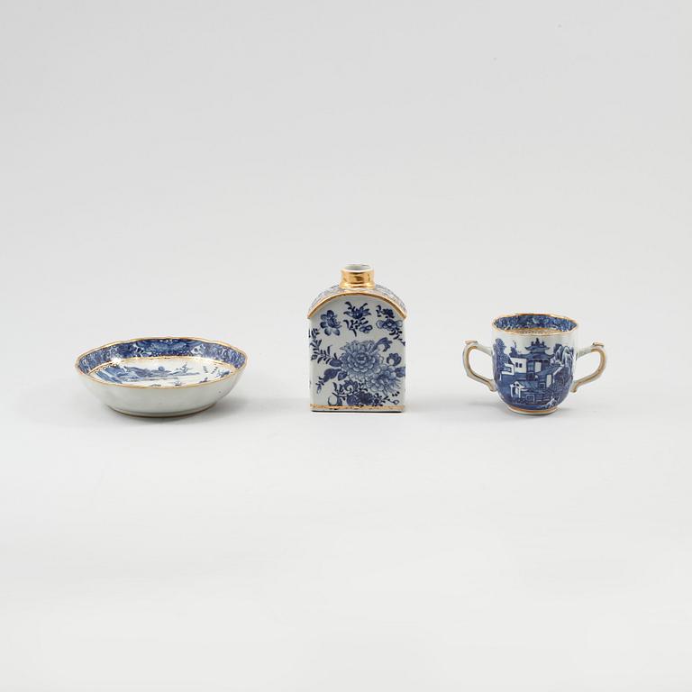 TEDOSA samt KOPP MED FAT, porslin, Kina, 1700-tal.