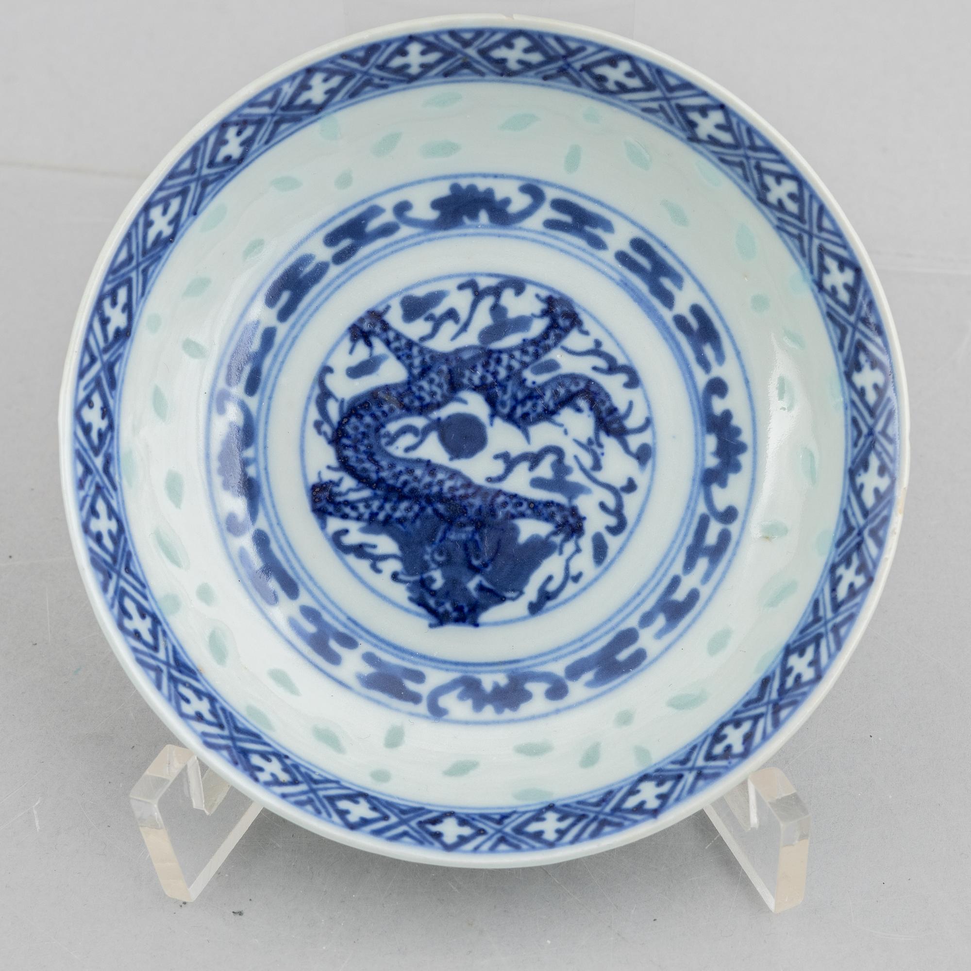 Parti kinesiskt porslin, 13 delar, Qingdynastin, 1700- och 1800-tal.