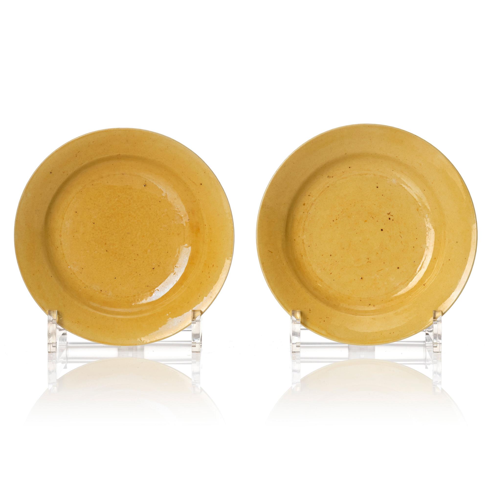 A pair of yellow glazed dishes, Qing dynasty, Kangxi (1662-1722).