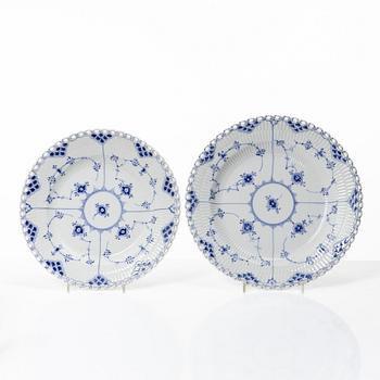 Royal Copenhagen, matservis, 44 delar, porslin, "Musselmalet", helblond , Danmark.