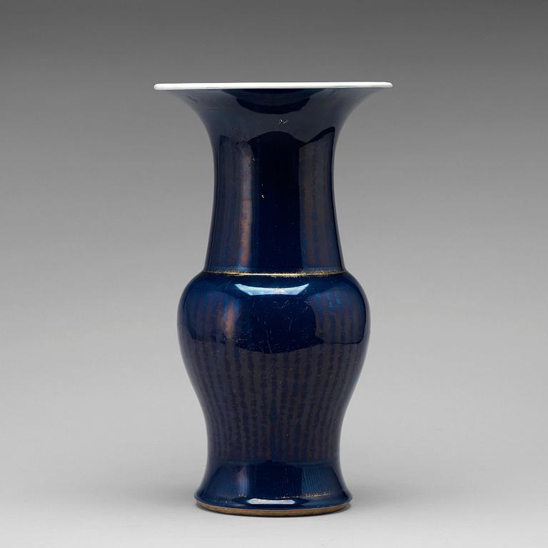 A powder blue vase, Qing dynasty, 18th century.