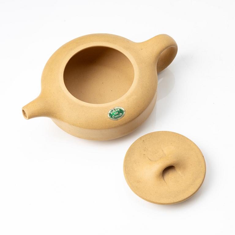 A set of a yellow yixing 'gongfu' teapot and four cups, China, 1980s.