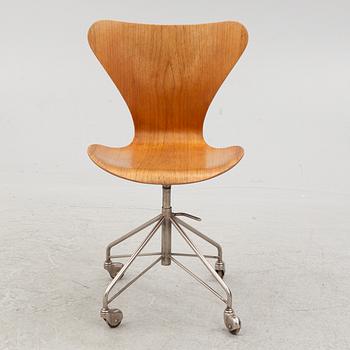 Arne Jacobsen, a 'Series 7' desk chair, Fritz Hansen, Denmark, 1950's/60's.