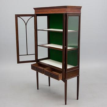 VITRINSKÅP, England, 1900-talets första hälft.