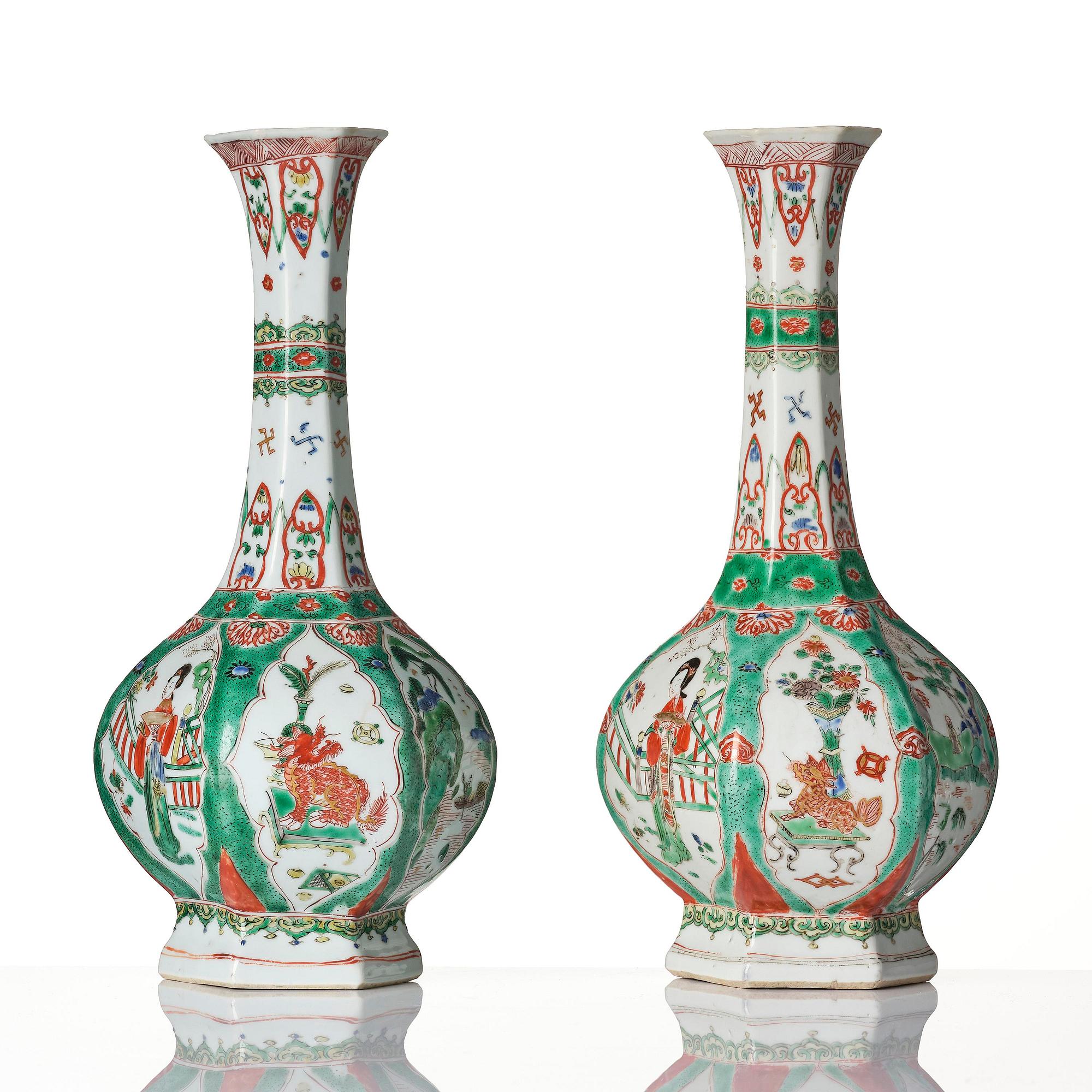 A pair of famille verte octagonal vases, Qing dynasty, Kangxi (1662-1722).