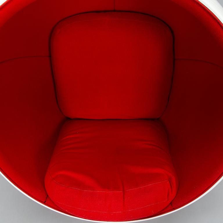 Eero Aarnio, a 'Ball Chair' for Adelta, 2008.