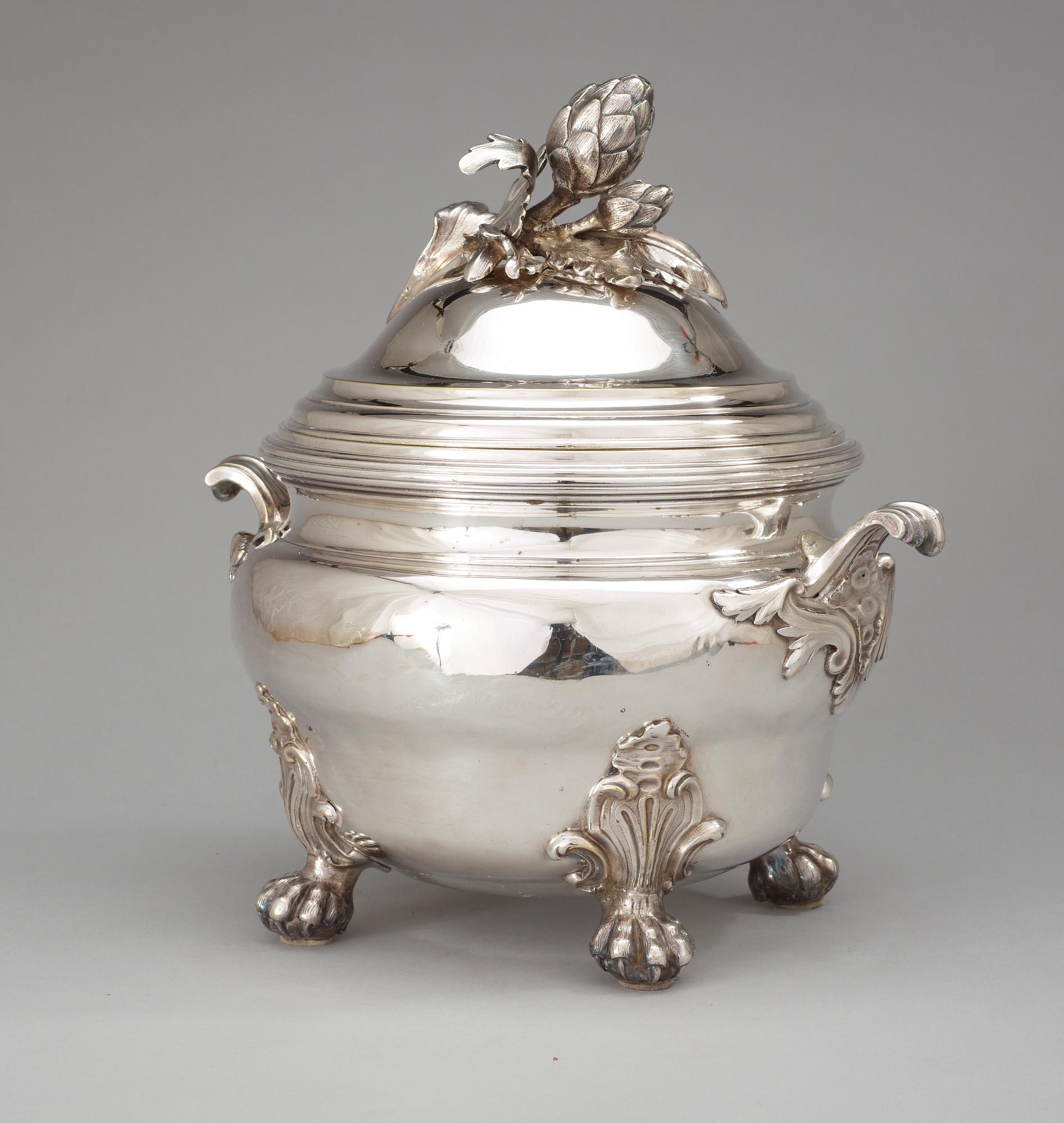TERRIN MED LOCK. Frankrike, 1740-tal. Louis XV.