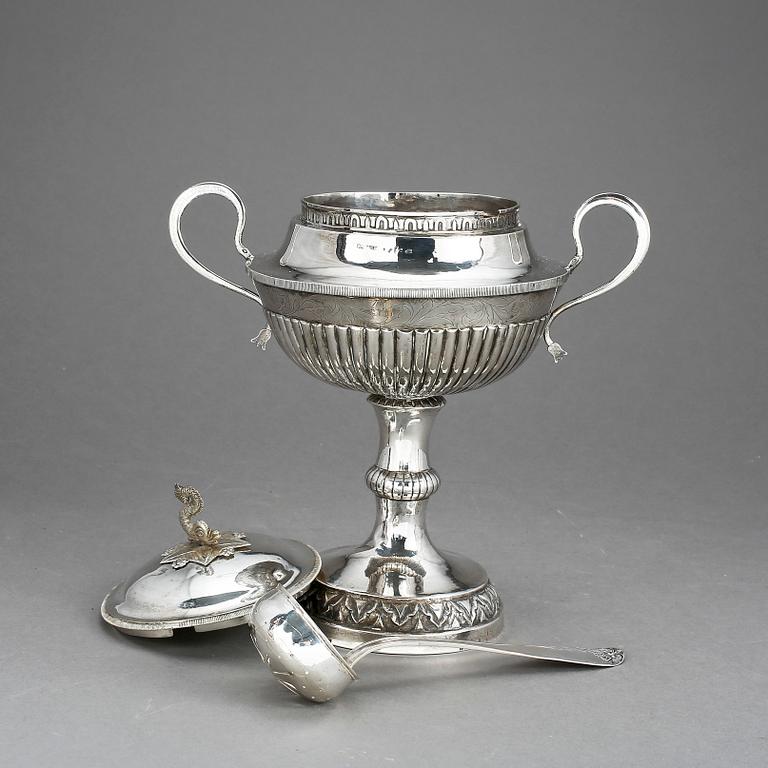 SOCKERSKÅL med STRÖSKED, silver, empire, Pehr Abraham Taxberg, Sundsvall, 1834. Vikt ca 461g.