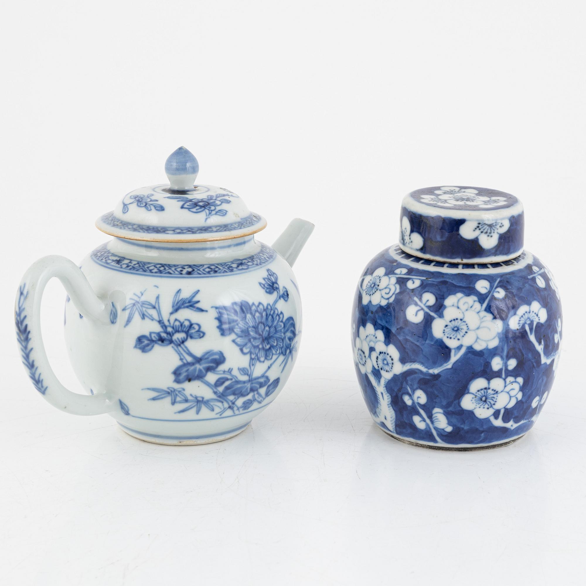 A blue and white Chinese exportporcelain teapot with a blue and white tea caddy, Qing dynasty, 18th and 19th century.