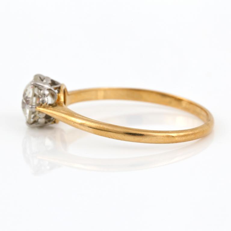 RING, 18K guld med gammalslipad diamant, tot ca 0,80 ct. C G Hallbergs, Stockholm, 1918. Vikt 1,77 g.
